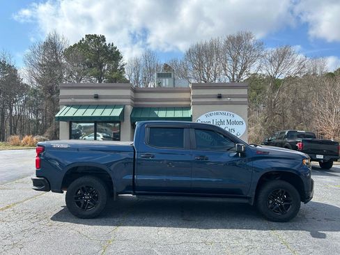 Used 2021 Chevrolet Silverado 1500 LT Trail Boss w/ Convenience Package II image 2