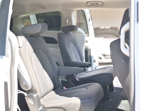 Used 2022 Chrysler Voyager LX image 13