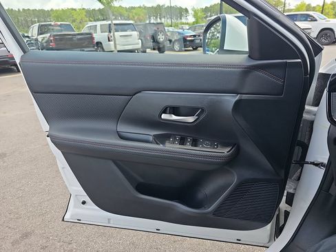 Used 2025 Nissan Kicks SR FWD image 30