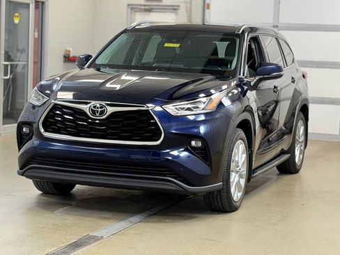 Used 2021 Toyota Highlander Limited AWD/4WD image 3