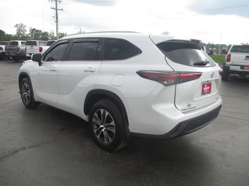 Used 2024 Toyota Highlander XLE AWD/4WD image 10