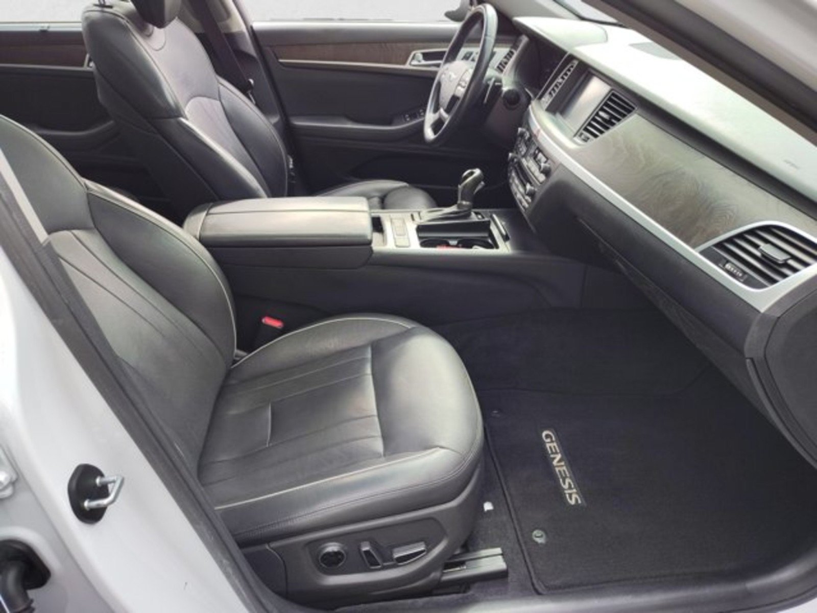 Used 2015 Hyundai Genesis 5.0 RWD image 21