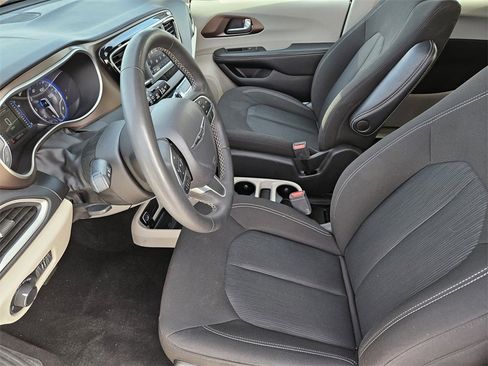 Used 2023 Chrysler Voyager LX image 9