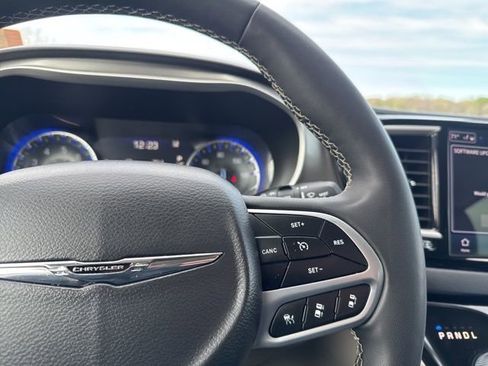 Used 2024 Chrysler Pacifica Touring-L image 11