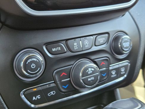 Used 2019 Jeep Cherokee Limited AWD/4WD image 15