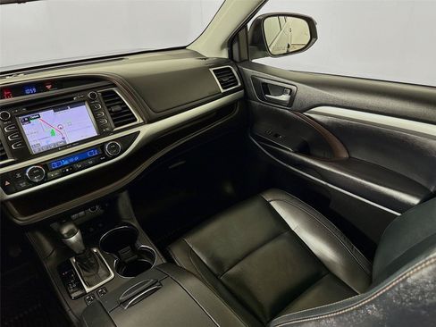 Used 2019 Toyota Highlander XLE AWD/4WD image 26