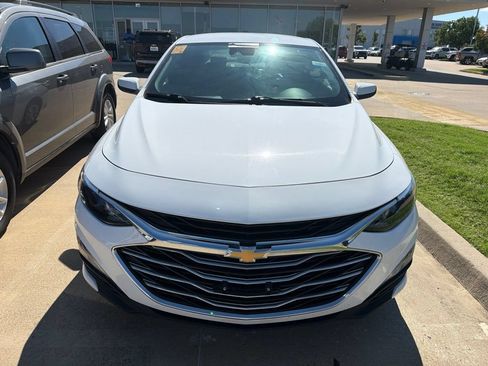 Used 2024 Chevrolet Malibu LT FWD image 2