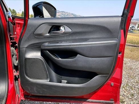 Used 2025 Chrysler Pacifica Select FWD image 29