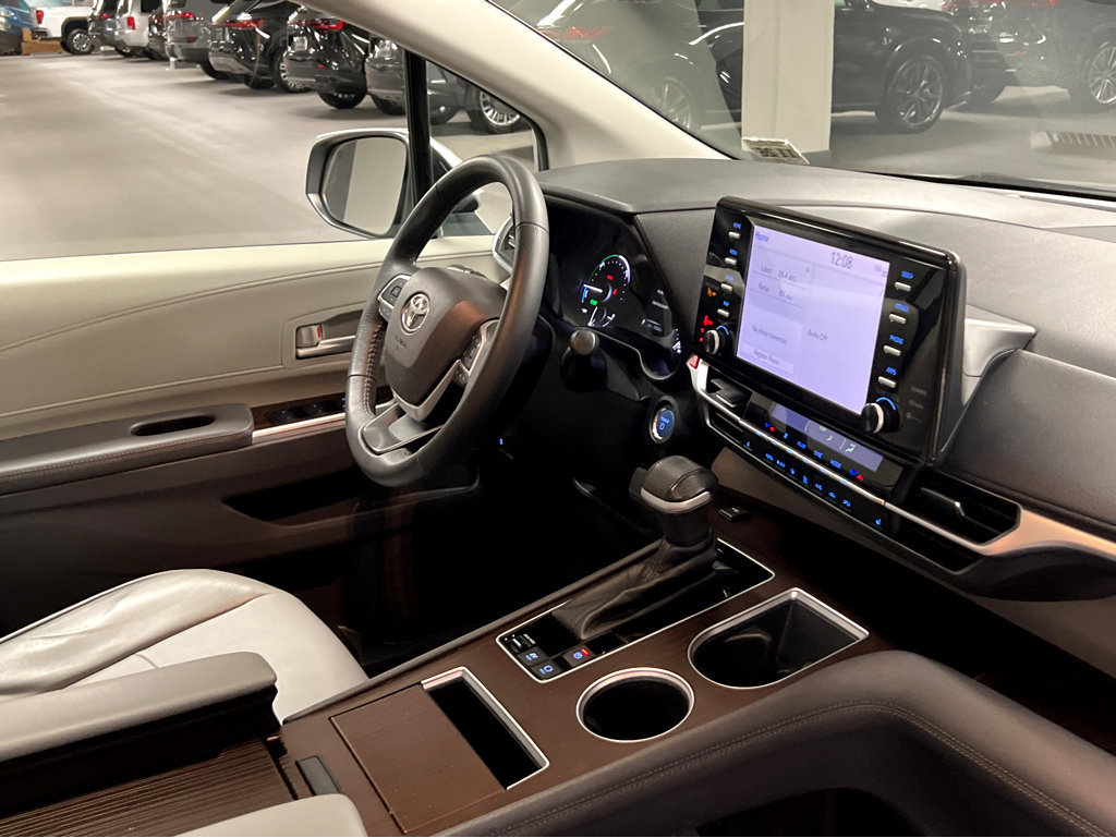 Used 2022 Toyota Sienna XLE AWD/4WD image 32
