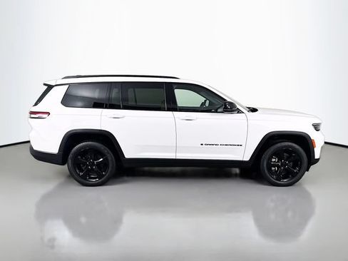Used 2025 Jeep Grand Cherokee L Limited w/ Black Appearance Package AWD/4WD image 4