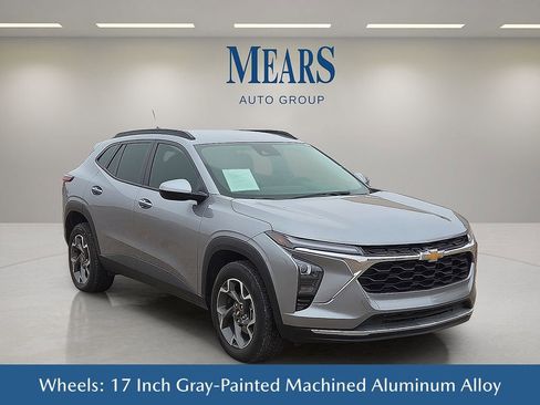 Used 2025 Chevrolet Trax LT w/ LT Convenience Package image 8