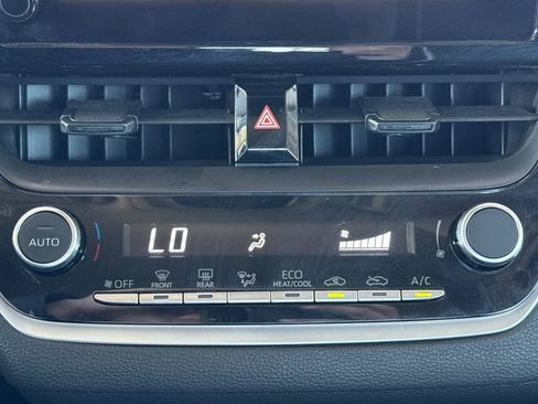 Used 2025 Toyota Corolla LE image 28