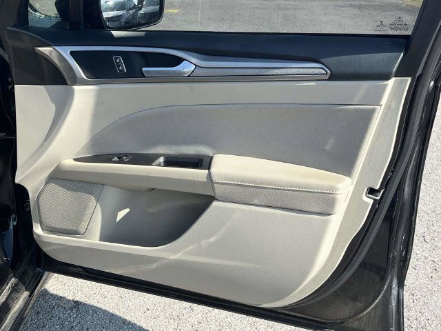 Used 2020 Ford Fusion SE FWD image 25
