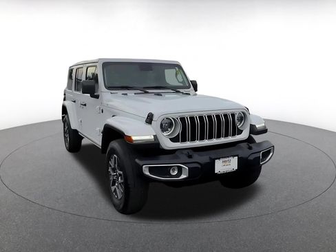 Used 2025 Jeep Wrangler Unlimited Sahara AWD/4WD image 3