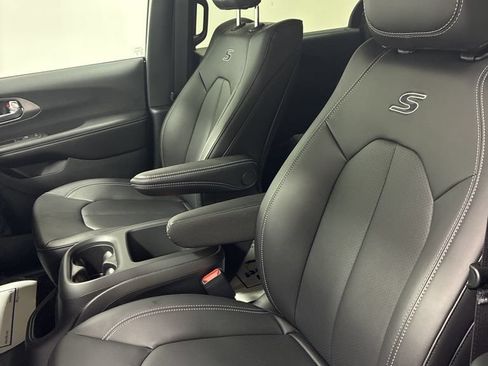 New 2026 Chrysler Pacifica Select FWD image 10