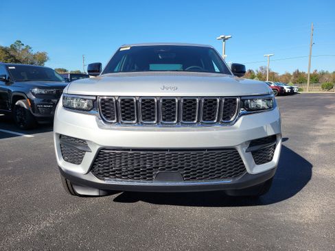 New 2025 Jeep Grand Cherokee Laredo image 3