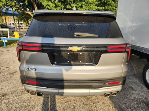 Used 2025 Chevrolet Traverse LT FWD image 4
