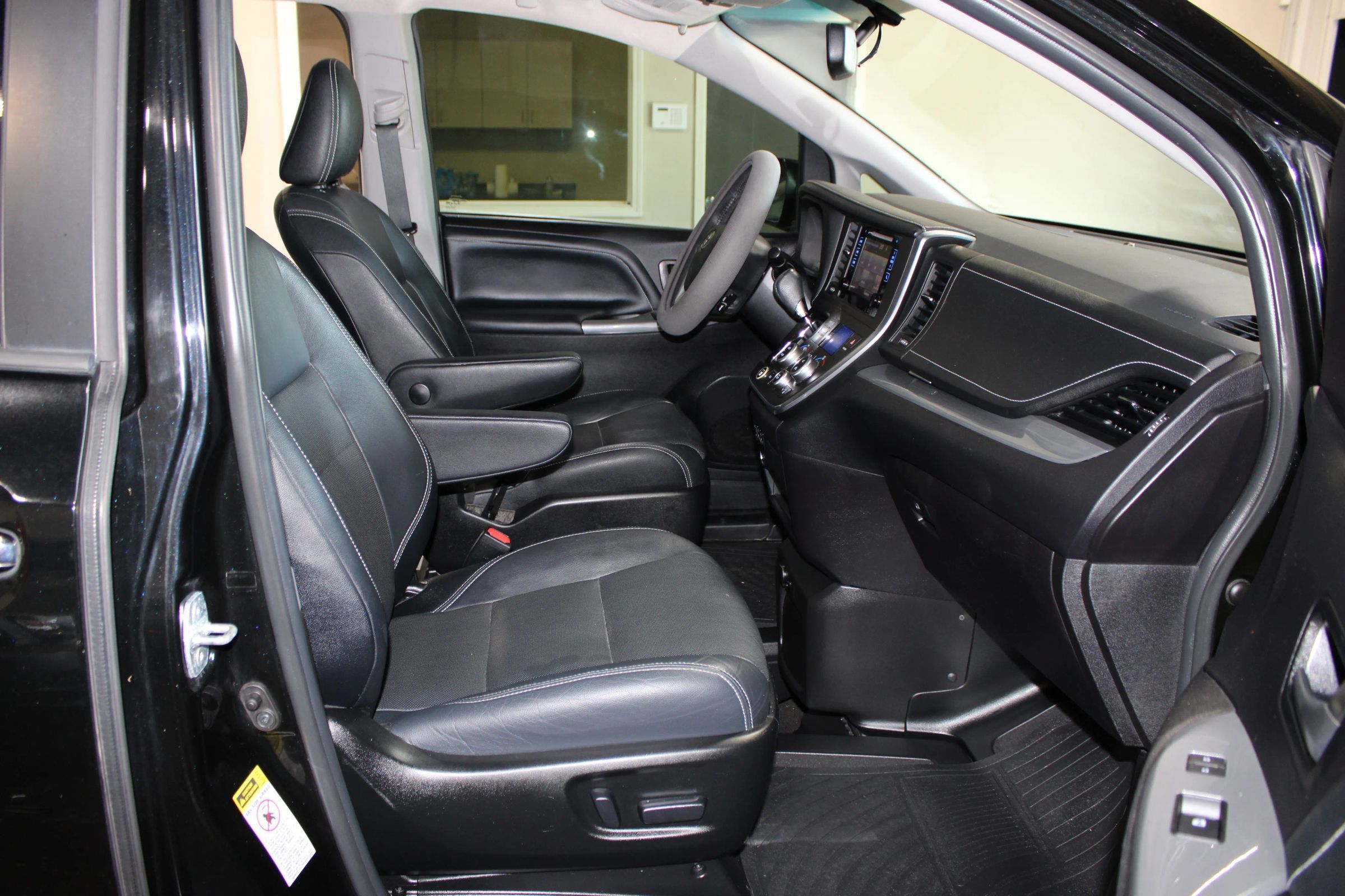 Used 2015 Toyota Sienna SE w/ SE Preferred Package FWD image 35