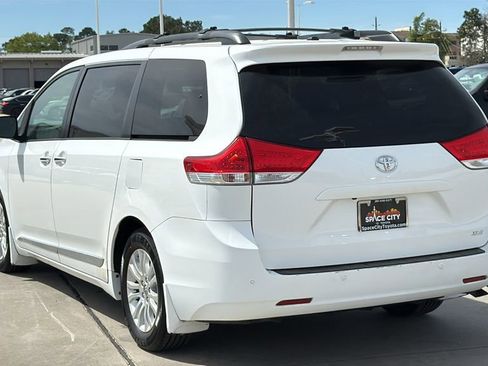 Used 2014 Toyota Sienna XLE image 3