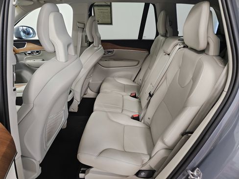 Used 2022 Volvo XC90 T6 Momentum w/ Climate Package image 10