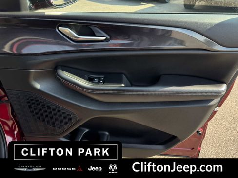 Used 2023 Jeep Grand Cherokee Altitude AWD/4WD image 14