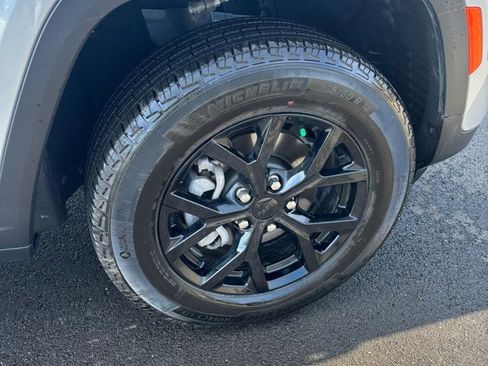 Used 2025 Jeep Grand Cherokee Altitude image 20