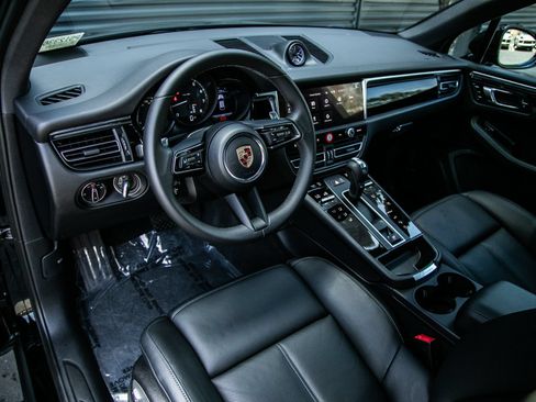 Certified 2026 Porsche Macan AWD/4WD image 4