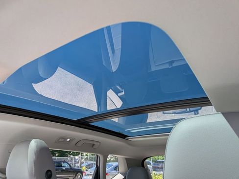 Used 2023 Volkswagen Taos SE w/ Panoramic Sunroof Package AWD/4WD image 21