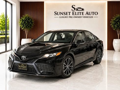 Used 2023 Toyota Camry SE w/ Convenience Package FWD image 3