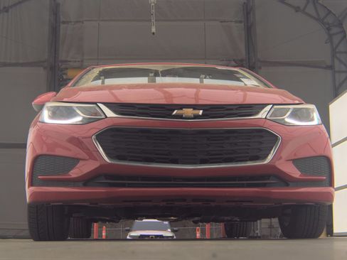 Used 2018 Chevrolet Cruze LT w/ Convenience Package image 3