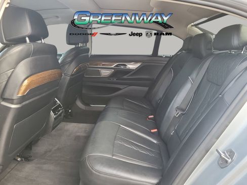 Used 2018 BMW 750i image 22