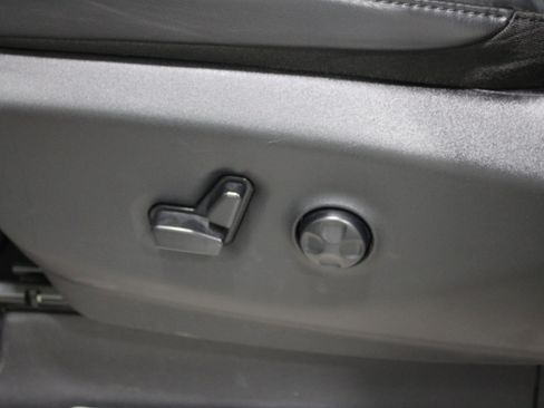 Used 2023 Chrysler Pacifica Touring-L FWD image 5