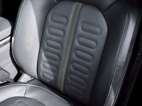 Used 2025 Rivian R1S Adventure image 56