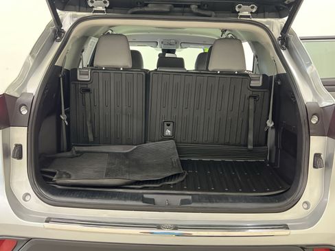 Used 2023 Toyota Highlander LE AWD/4WD image 25