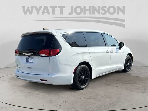 Used 2023 Chrysler Voyager LX FWD image 5