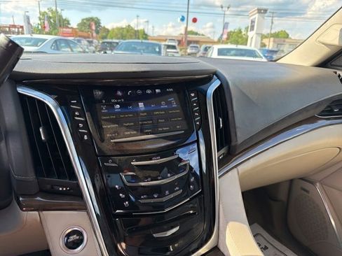 Used 2020 Cadillac Escalade Luxury AWD/4WD image 22