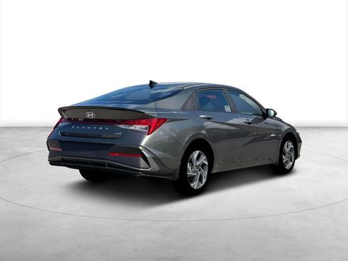 New 2025 Hyundai Elantra SEL image 7