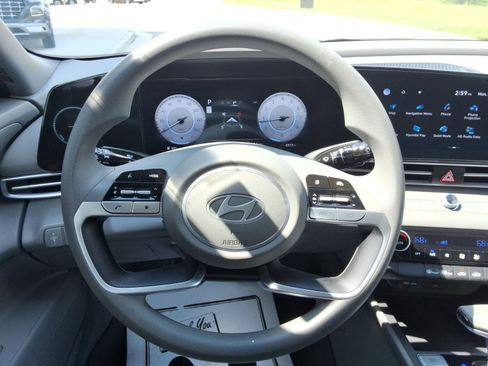 Used 2024 Hyundai Elantra SEL FWD image 11