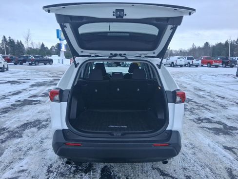 Used 2022 Toyota RAV4 LE image 10
