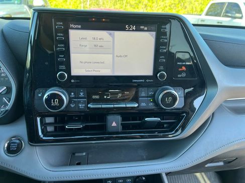 Used 2022 Toyota Highlander XLE AWD/4WD image 7