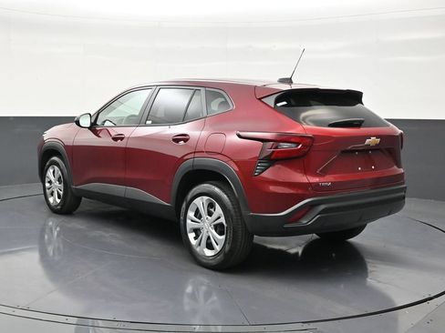 Used 2025 Chevrolet Trax LS FWD image 3