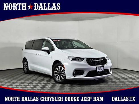Used 2023 Chrysler Pacifica Touring-L FWD image 1
