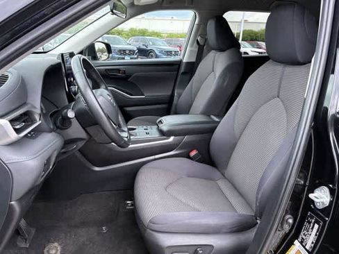 Used 2024 Toyota Highlander LE FWD image 17
