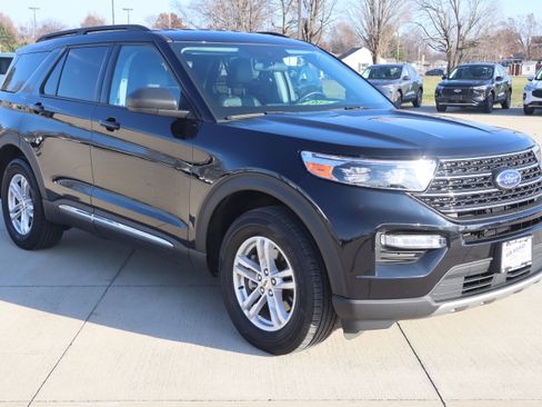 Used 2023 Ford Explorer XLT w/ Equipment Group 202A image 4