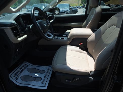 Used 2024 Ford Expedition Limited RWD image 12