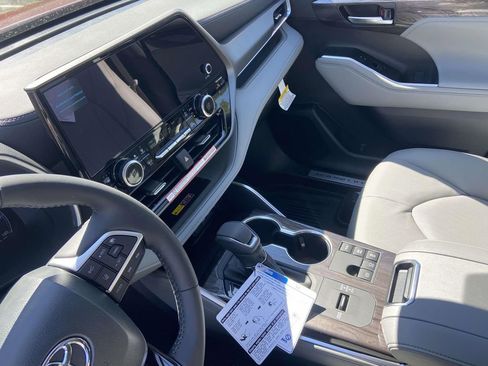 New 2026 Toyota Highlander Limited image 24