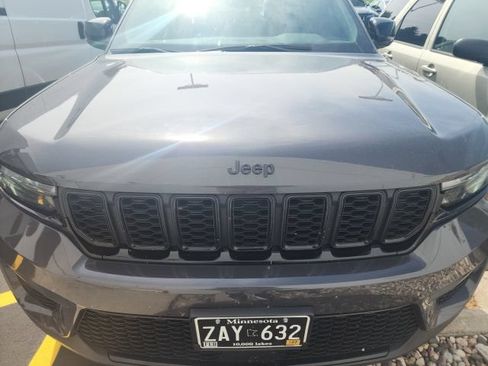 Used 2024 Jeep Grand Cherokee Altitude AWD/4WD image 2
