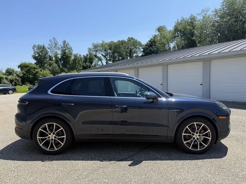 Certified 2025 Porsche Cayenne E-Hybrid AWD/4WD image 6