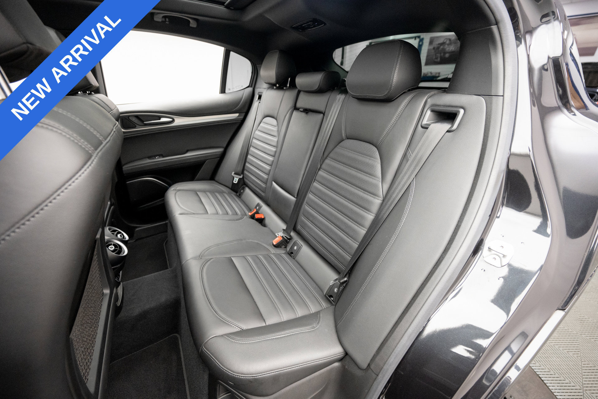 Used 2023 Alfa Romeo Stelvio Veloce AWD/4WD image 17