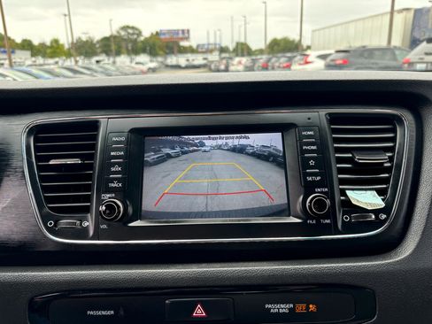 Used 2020 Kia Sedona LX image 16